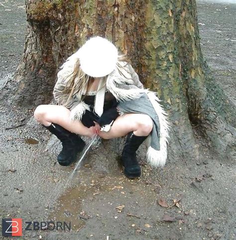 Upskirt Squatting ZB Porn