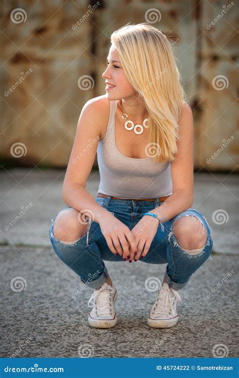 Jong Blonde Kaukasisch Meisje Alleen Op Een Straat Stock Foto Image Of Levensstijl