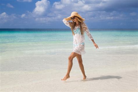 Belle Femme Aux Longs Cheveux Blonds En Bikini Bleu Relaxant Sur Une Plage Tropicale Au Sable
