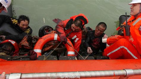 连云港海域货船沉没 11人落水5人获救组图海难沉船新浪新闻