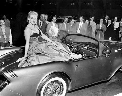 Jayne Mansfield à L'Auditorium Pan Pacific dans une Buick Wildcat II de ...