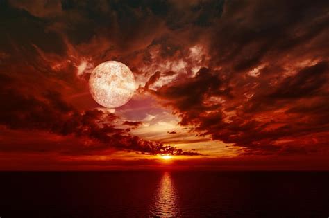 Lua vermelha de sangue, verdadeira lua cheia de sangue no céu negro com ...