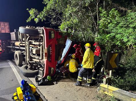 Motorista fica preso nas ferragens após tombamento de carreta na BR 470