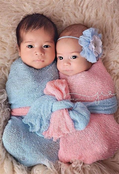 Pin By Isabel Luna On Bebes Tiernos Twin Baby Photos Newborn Baby