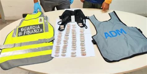 In Aeroporto Con Oltre 60 Ovuli Di Eroina Arrestata A Capodichino