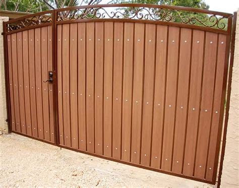 Decorative Arched Unevenly Split Rv Gate With The Rust And Rustic Cedar