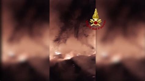 Incendio A Roma A Fuoco Rifiuti E Baracche In Una Discarica Abusiva