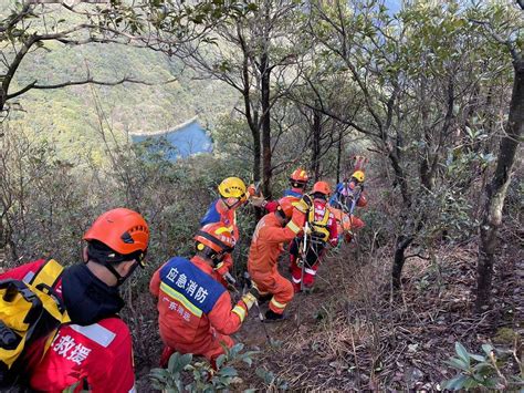 广东英德6名驴友赏雪被困山顶，消防员徒步数小时营救救援受伤人员