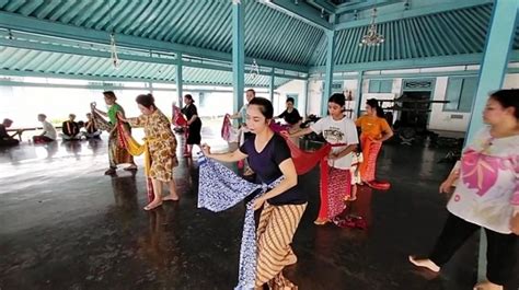 Bungahnya Cicit PB XII Bisa Menari Lagi Di Sasana Marokoto Keraton Solo