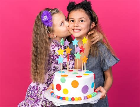 Heureuse Petite Fille Blonde Embrassant Une Petite Fille Caucasienne Souriante Tenant Un G Teau