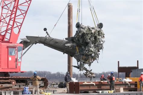 DC plane crash investigators recover Black Hawk military helicopter ...