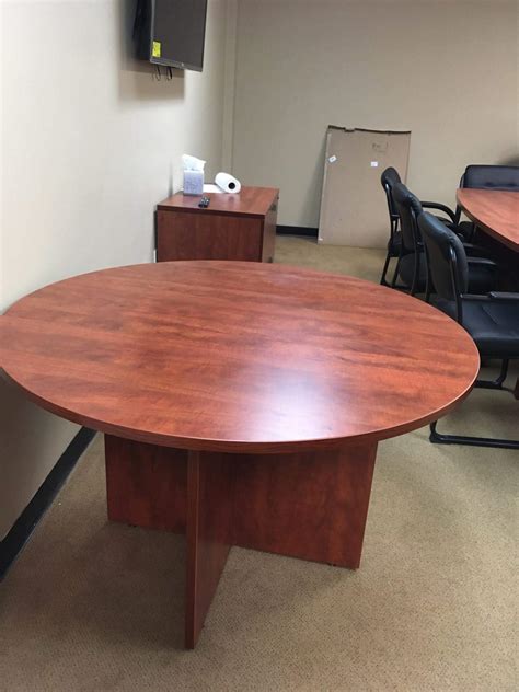 48 Round Table Cherry Laminate Mad Man Mund