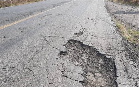 Llenas de baches se encuentran dos carreteras en Canatlán El Sol de