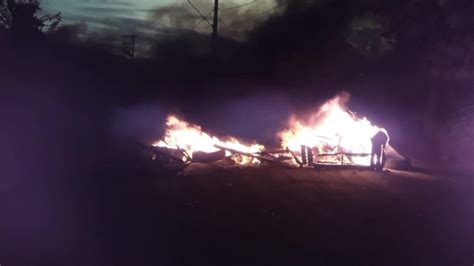 V Deo Em Protesto Contra Falta D Gua Moradores Ateiam Fogo E