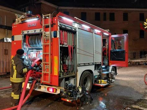 Grosso Incendio A Busalla A Fuoco Un Capannone Nella Zona Industriale