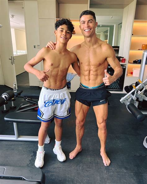 Cristiano Ronaldo E Seu Filho Exibem Abdominais Impressionantes Na