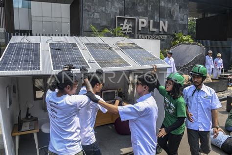 Aksi Serukan Transisi Energi Terbarukan ANTARA Foto