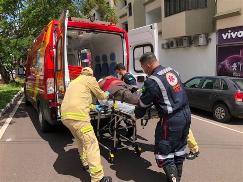 Acidente entre caminhão e moto deixa homem ferido no centro de Umuarama