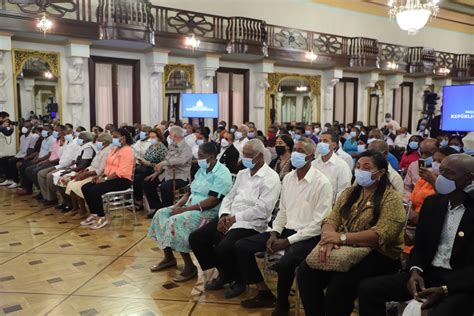 Fotos PresidenciaRD Presidente Luis Abinader entrega títulos de