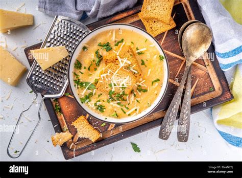 Sopa De Crema De Queso Casera Sopa De Parmesano Cheddar Con Crutones Y