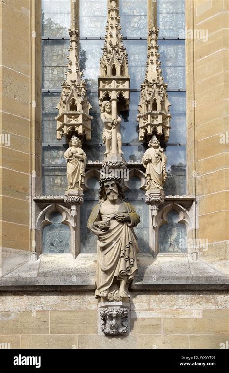 Fachada arquitectura estatuas sagradas fotografías e imágenes de alta