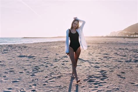 Junge H Bsche Frau Im Bikini Am Strand Am Sonnenuntergang Kostenlose