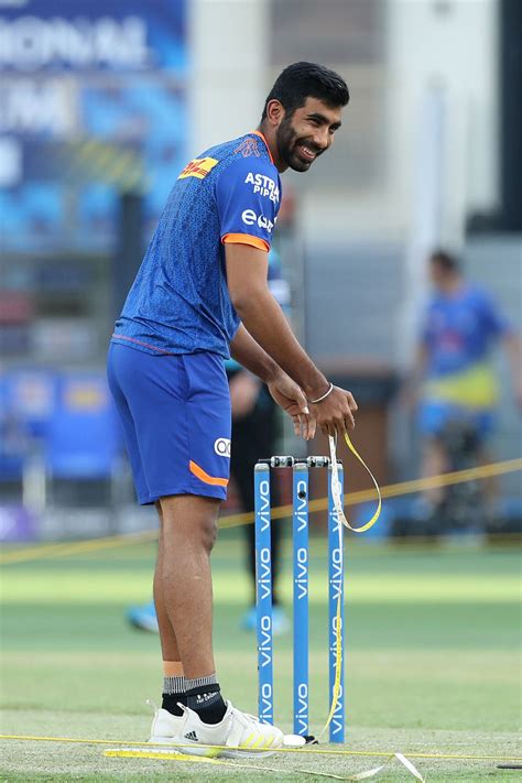 Jasprit Bumrah measures his run-up | ESPNcricinfo.com