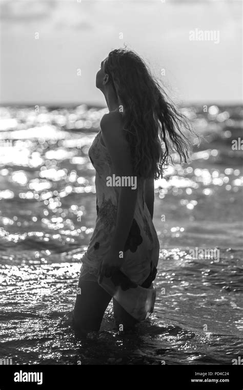 Mädchen Im Bikini Strand Schwarzweiß Stockfotos Und Bilder Alamy