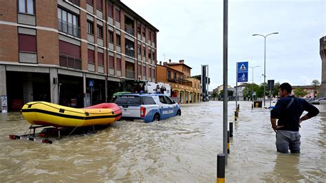 Dodental na zware overstromingen in Italië loopt op tot 14 Het is nog