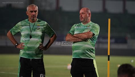 Foto Foto Persib Jalani Latihan Malam Di Stadion Bangkalan