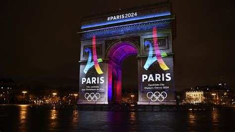 París luce su logo para los Juegos Olímpicos 2024 en el Arco del