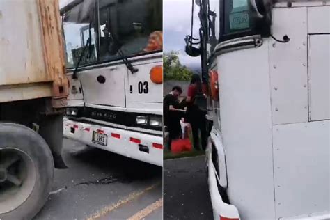 Choque entre autobús y tráiler trasladan a dos personas al hospital