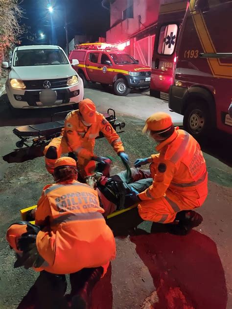 Homem de 43 anos fica ferido após batida entre motocicleta e carro no