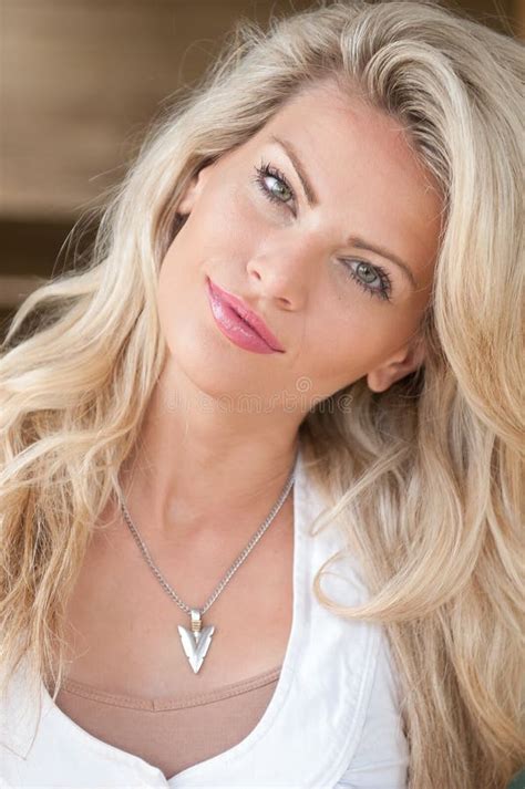 Tir Principal D Belles Femmes D Une Chevelure Blondes Photo Stock Image Of Blonde Fille