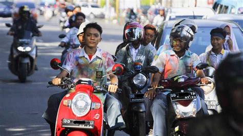 Meski Dilarang Siswa Sman Makassar Tetap Konvoi Dan Coret Baju