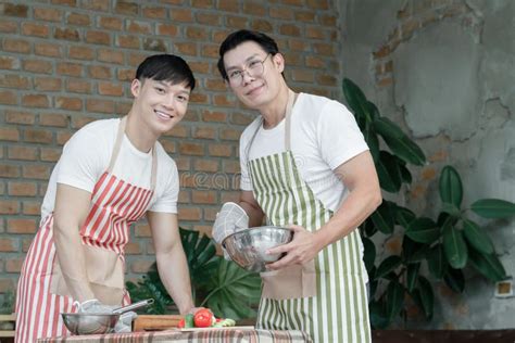 Feliz Pareja Gay Lgbt De Asia Con Cocina De Manzana Juntos Hombres Guapos Mezclando Aderezo De