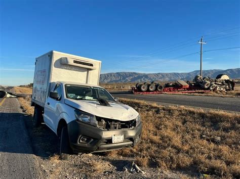 Tráiler vuelca con varios rollos de acero de 20 toneladas