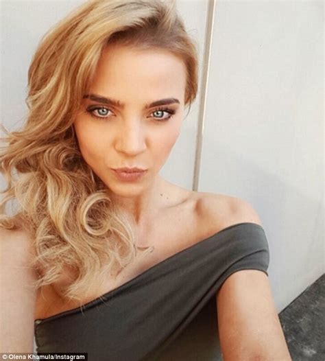 The Bachelor S Olena Khamula Reveals Washboard Abs In Bikini In Sydney Daily Mail Online