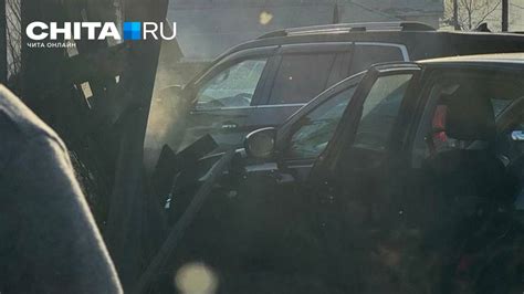 Автомобиль снес забор и въехал за ограду дома в Чите - 29 декабря 2024 ...