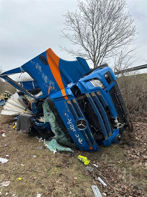 Api Th Erste Erg Nzungsmeldung Zum Schweren Lkw Unfall Presseportal