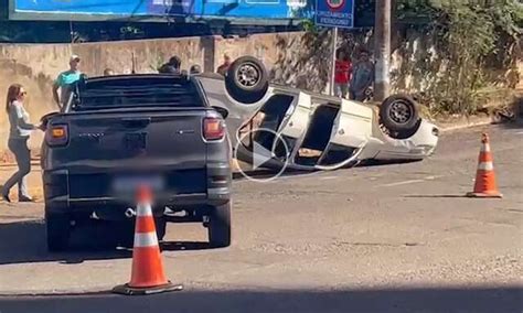 Colis O Entre Picape E Carro Termina Capotagem E Passageiro Ferido