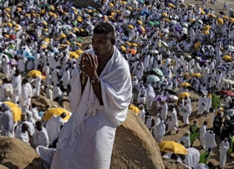 Les pèlerins prient sur le mont Arafat point culminant du hajj