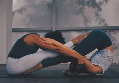 Partner Yoga Yoga Übungen zu zweit 7 besten Asanas