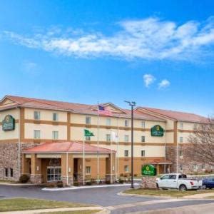 Rockford Hotels with a Jacuzzi or Hot Tub - Deals at the #1 Hotel with ...