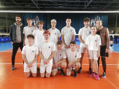 Match des Neptunes des élèves de lAS volley de Michelet ramasseurs