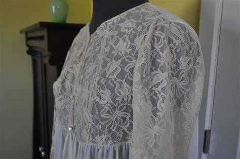Vanity Fair Vintage Lingerie In Shimmering White Light Cream Color With A Coffee Color Lace Sz