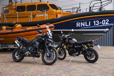 Daniel Craig Dona Su Scrambler 1200 Y Tiger 900 Bond Edition Para Una