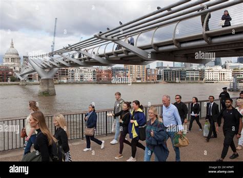 Londres Ru De Septiembre De La Cola Para La Mentira De La