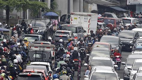 Lalu Lintas Kawasan Puncak Macet Total Pada Senin Malam Pengendara