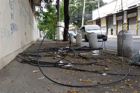 Cabos são alvos de furtos em Niterói moradores ficam sem luz Redação